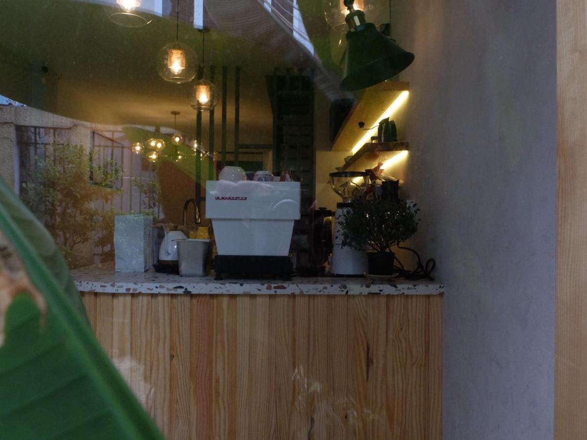 Хостел Half Coffee N Dorm Хошимин Экстерьер фото